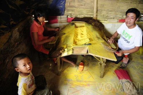 Gia đình nhà anh chị Thủy – Bình vẫn se hương theo kiểu truyền thống. Chị Thủy đã có 17, 18 năm làm nghề