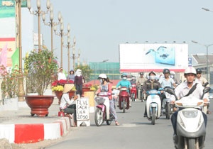 Sách mê tín dị đoan tràn xuống mặt đường Nam Kỳ Khởi Nghĩa. Ảnh: Lê Hồng Thái