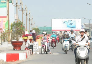 Sách mê tín dị đoan tràn xuống mặt đường Nam Kỳ Khởi Nghĩa. Ảnh: Lê Hồng Thái