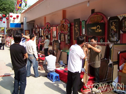 Trước cửa CLB Thanh niên