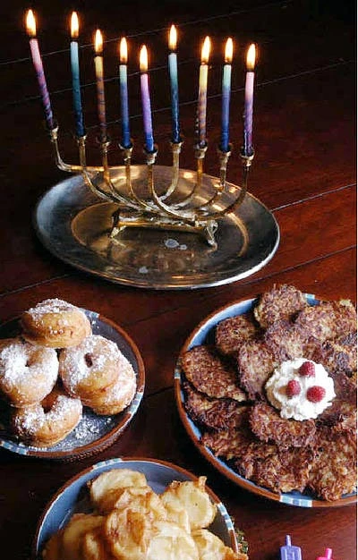 Chiếc đèn menorah với 8 cây nến, biểu tượng đón năm mới của người Do Thái