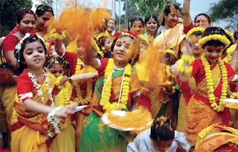 Các bé gái vui mừng nhảy múa trong lễ đón năm mới của người theo đạo Hindu.