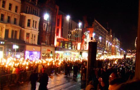 Người Scotland có phong tục diễu hành quanh thành phố với hình nộm của Thần chết và sau đó đốt cháy, đổ xuống sông hoặc chôn xuống đất.