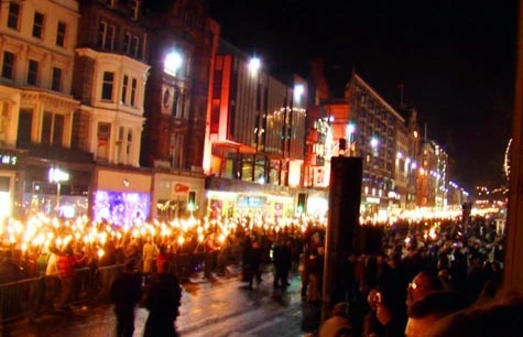 Người Scotland có phong tục diễu hành quanh thành phố với hình nộm của Thần chết và sau đó đốt cháy, đổ xuống sông hoặc chôn xuống đất.