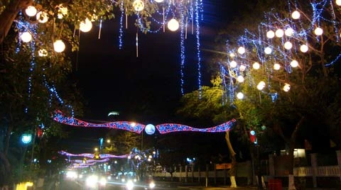 Ánh sáng tràn ngập trên sông và trên các tuyến đường