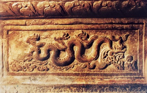 Phù điêu rồng trên ngói bò triều Trần Phù điêu rồng trên ngói bò triều Trần