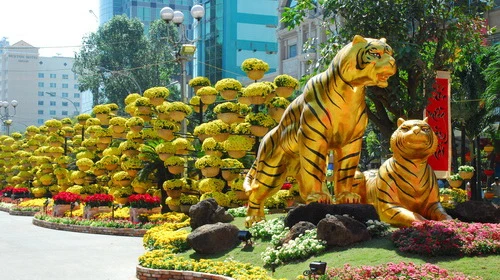 Tượng hổ ở một góc đường hoa Nguyễn Huệ - Ảnh: Hoàng Thạch Vân