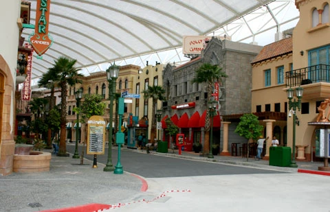 Hollywood là khu vực đầu tiên đón khách tham quan. Đại lộ danh vọng với các tên tuổi nổi tiếng trên thế giới được dựng lại nơi đây.