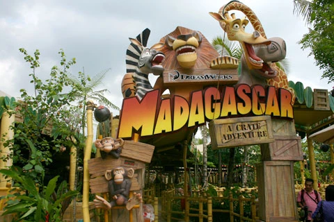 Rời công viên, các du khách nhí tiếp tục phiêu lưu vào lãnh thổ Madagascar. Mô hình tàu lượn, sóng nhân tạo sẽ được tiếp tục xây dựng, giúp du khách thỏa mãn ý thích hòa mình vào thiên nhiên kỳ vĩ như trên phim.