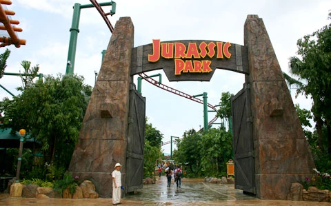 Không gian rộng lớn còn lại ưu tiên cho các du khách nhỏ tuổi. Trẻ em sẽ có cơ hội được thăm thú những quang cảnh mình từng say mê qua các bộ phim nổi tiếng của thế giới. Trong ảnh là cổng vào Công viên kỷ Jura.