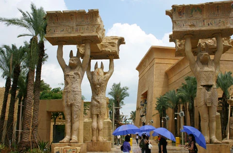 Khu vực Ai Cập cổ xưa là điểm dừng chân tiếp theo. Những bức tượng cổ cao lớn cùng kiến trúc xây dựng theo mô hình kim tự tháp khiến du khách có cảm giác như bước vào một không gian hoàn toàn khác.