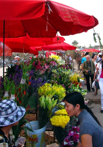 Người đến mua và thưởng ngoạn nhộn nhịp.