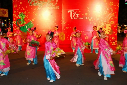 Tiết mục múa hoa Xuân và trống hội khai mạc đường hoa Nguyễn Huệ (Ảnh chụp tối 11-2 tại Q.1, TP.HCM) - Ảnh: Hoàng Thạch Vân