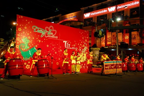 Tiết mục múa hoa Xuân và trống hội khai mạc đường hoa Nguyễn Huệ (Ảnh chụp tối 11-2 tại Q.1, TP.HCM) - Ảnh: Hoàng Thạch Vân