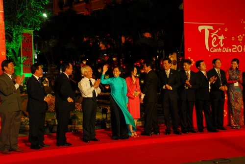 Các lãnh đạo TP.HCM vui vẻ mở cánh cửa khai mạc đường hoa từ tối 28 tháng Chạp đến mùng 4 Tết - Ảnh: Hoàng Thạch Vân