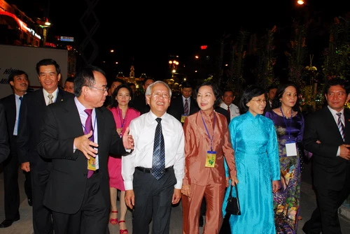 Lãnh đạo TP.HCM tham quan đường hoa - Ảnh: Hoàng Thạch Vân