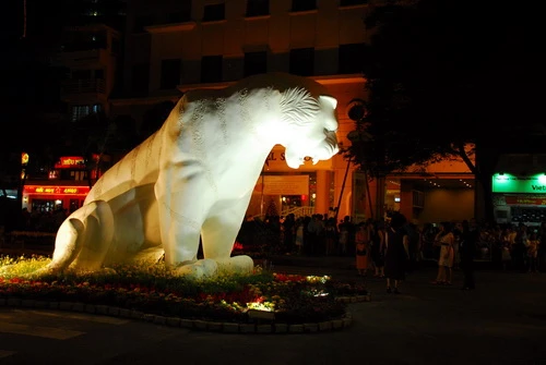 Hình tượng Bạch Hổ xuân Canh Dần giữa đường hoa - Ảnh: Hoàng Thạch Vân