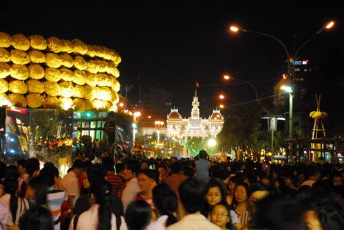 Người dân TP.HCM tham quan, vui chơi sau giờ khai mạc đường hoa Nguyễn Huệ - Ảnh: Hoàng Thạch Vân