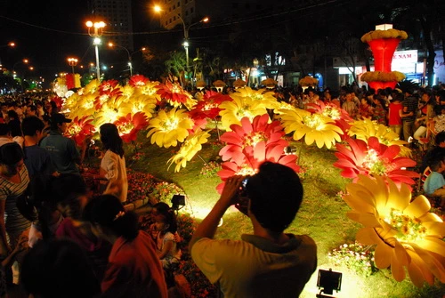 Người dân TP.HCM tham quan, vui chơi sau giờ khai mạc đường hoa Nguyễn Huệ - Ảnh: Hoàng Thạch Vân
