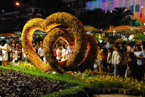 Người dân TP.HCM tham quan, vui chơi sau giờ khai mạc đường hoa Nguyễn Huệ - Ảnh: Hoàng Thạch Vân