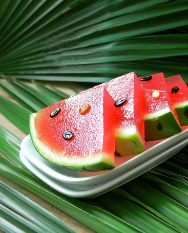 Để lại vài cái hạt, trang trí trên bề mặt thạch, trông thực sự là miếng dưa hấu tươi ngon hấp dẫn