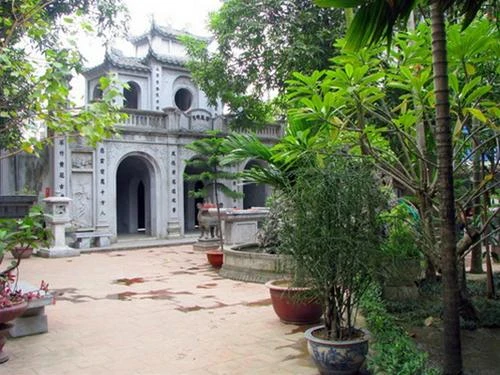 Tam quan chùa Hà nhìn từ trong sân chùa