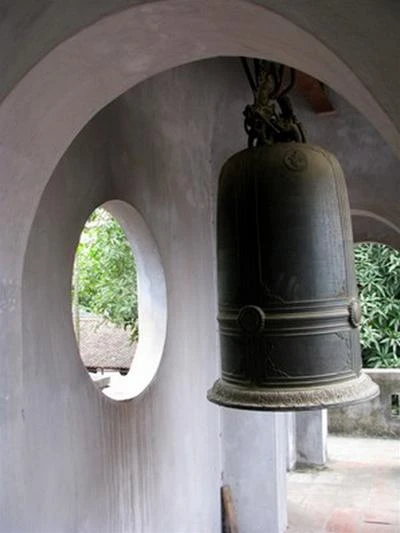 Quả chuông cổ treo trên gác hai của tam quan
