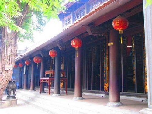 Thâm trầm chùa Hà Phương đình ở phía trước Điện Mẫu đặt đỉnh hương và đôi hạc lớn Thâm trầm chùa Hà Phương đình ở phía trước Điện Mẫu đặt đỉnh hương và đôi hạc lớn