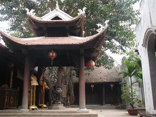 Thâm trầm chùa Hà Phương đình ở phía trước Điện Mẫu đặt đỉnh hương và đôi hạc lớn