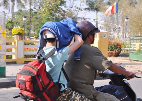 Mũ bảo hiểm cũng không che được nắng nóng. Ảnh chụp trên đường Lê Lợi - Huế 15g ngày 28 tết Mũ bảo hiểm cũng không che được nắng nóng. Ảnh chụp trên đường Lê Lợi - Huế 15g ngày 28 tết
