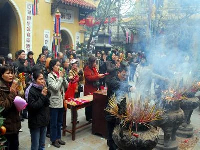 Lễ chùa đầu năm cầu mong cho cha mẹ, gia đình sức khỏe và gặp nhiều may mắn... (Ảnh minh họa)