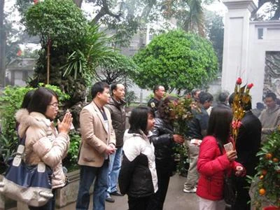 Người Hà Nội nô nức đi lễ chùa đầu năm mới ảnh 1