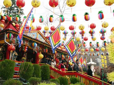 Chùa Quang Tự nằm trên một đồi thông cổ thụ, là ngôi chùa lớn nhất của cộng đồng người Việt tại bang Washington. Cờ, đèn, hoa được trang trí khắp nơi. Ngôi chùa được trang trí rực rỡ đón mừng năm mới. Nhiều người Việt ở Washington đến chùa dịp Tết Nguyên tiêu, cùng xem múa lân và các trò chơi truyền thống. Chùa được xây dựng men theo đồi thông, du khách vãn cảnh như lạc vào một không gian tĩnh lặng của thế giới Phật. Chùa có hàng trăm tượng phật bằng đá cẩm thạch được tạo tác tinh xảo theo phong cách tượng Phật của người Việt.