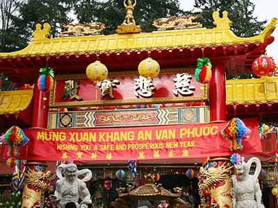 Chùa Quang Tự nằm trên một đồi thông cổ thụ, là ngôi chùa lớn nhất của cộng đồng người Việt tại bang Washington. Cờ, đèn, hoa được trang trí khắp nơi. Ngôi chùa được trang trí rực rỡ đón mừng năm mới. Nhiều người Việt ở Washington đến chùa dịp Tết Nguyên tiêu, cùng xem múa lân và các trò chơi truyền thống. Chùa được xây dựng men theo đồi thông, du khách vãn cảnh như lạc vào một không gian tĩnh lặng của thế giới Phật. Chùa có hàng trăm tượng phật bằng đá cẩm thạch được tạo tác tinh xảo theo phong cách tượng Phật của người Việt.