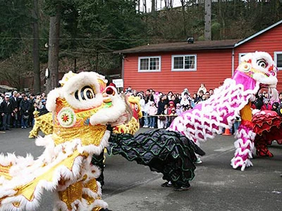 Chùa Quang Tự nằm trên một đồi thông cổ thụ, là ngôi chùa lớn nhất của cộng đồng người Việt tại bang Washington. Cờ, đèn, hoa được trang trí khắp nơi. Ngôi chùa được trang trí rực rỡ đón mừng năm mới. Nhiều người Việt ở Washington đến chùa dịp Tết Nguyên tiêu, cùng xem múa lân và các trò chơi truyền thống. Chùa được xây dựng men theo đồi thông, du khách vãn cảnh như lạc vào một không gian tĩnh lặng của thế giới Phật. Chùa có hàng trăm tượng phật bằng đá cẩm thạch được tạo tác tinh xảo theo phong cách tượng Phật của người Việt.