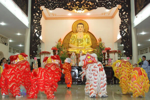 Đầu năm đi chùa cầu lộc ảnh 9