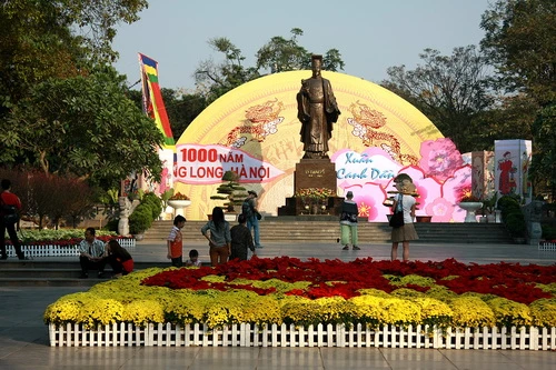 Quảng trường Lý Thái Tổ được trang hoàng rực rỡ chờ đón đêm giao thừa Hoa bên hồ Trong nắng xuân Thong thả bên hồ Cùng sáng tác