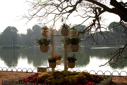 Quảng trường Lý Thái Tổ được trang hoàng rực rỡ chờ đón đêm giao thừa Hoa bên hồ Trong nắng xuân Thong thả bên hồ Cùng sáng tác