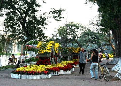 Quảng trường Lý Thái Tổ được trang hoàng rực rỡ chờ đón đêm giao thừa Hoa bên hồ Trong nắng xuân Thong thả bên hồ Cùng sáng tác