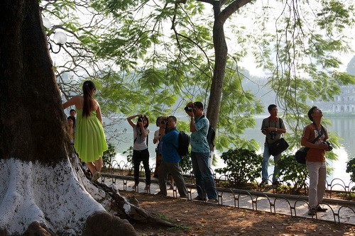 Quảng trường Lý Thái Tổ được trang hoàng rực rỡ chờ đón đêm giao thừa Hoa bên hồ Trong nắng xuân Thong thả bên hồ Cùng sáng tác Quảng trường Lý Thái Tổ được trang hoàng rực rỡ chờ đón đêm giao thừa Hoa bên hồ Trong nắng xuân Thong thả bên hồ Cùng sáng tác