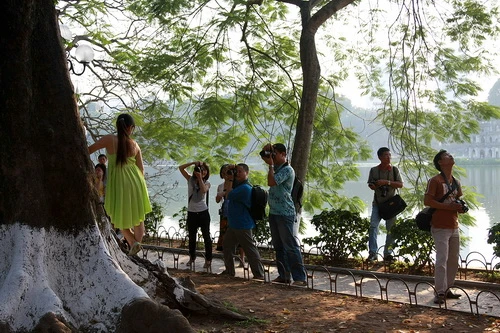 Quảng trường Lý Thái Tổ được trang hoàng rực rỡ chờ đón đêm giao thừa Hoa bên hồ Trong nắng xuân Thong thả bên hồ Cùng sáng tác