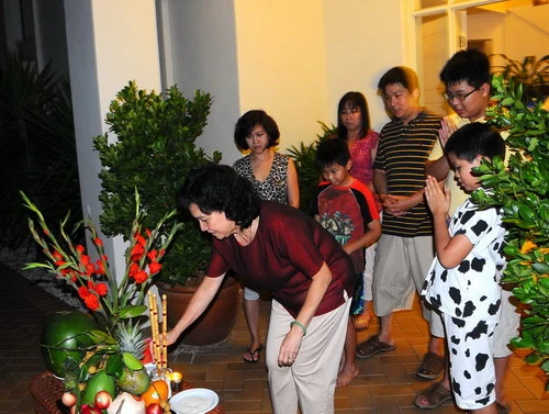 Gia đình một người Việt cúng đón giao thừa lúc 0g sáng 14-2 (21g ngày 13-2 giờ VN). Xong cả nhà đi chùa Pháp Quang (Brisbane, Úc) lễ chùa - Ảnh: TTD