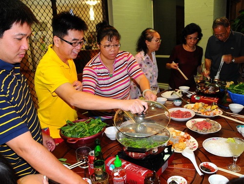 Tiệc Tất niên đêm 30 tại nhà một gia đình người Việt ở Brisbane, Úc - Ảnh: TTD