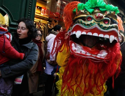 Múa lân trong ngày cuối năm tại Madrid, Tây Ban Nha (đi sau Việt Nam bảy tiếng) - Ảnh: Reuters