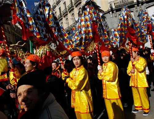Múa lân trong ngày cuối năm tại Madrid, Tây Ban Nha (đi sau Việt Nam bảy tiếng) - Ảnh: Reuters