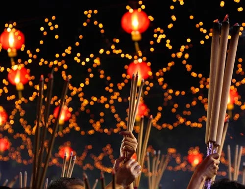 Sau giao thừa, người dân Singapore (đi trước Việt Nam một tiếng) đổ đến Kwan Im Thong Hood Cho để cầu may mắn năm mới - Ảnh: Reuters