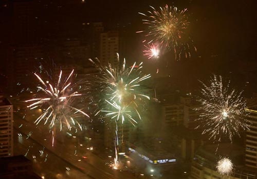 Pháo hoa trên bầu trời Bắc Kinh, Trung Quốc - Ảnh: Reuters