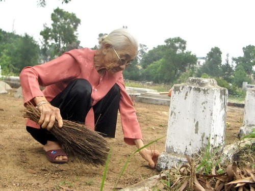 Mẹ Việt Nam anh hùng Hà Thị Viễn đang dọn dẹp một mộ phần trong ngày mùng một tết Mẹ Việt Nam anh hùng Hà Thị Viễn đang dọn dẹp một mộ phần trong ngày mùng một tết