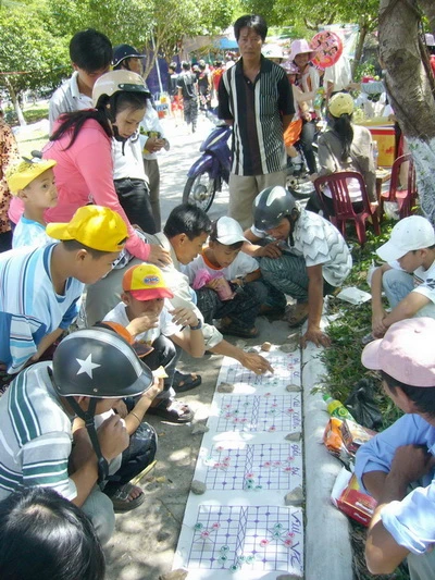 Tại Lâm viên 19-5 nhiều người dân cháy túi tại những điểm trò chơi có thưởng