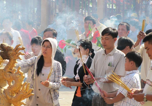 Người dân thắp nhang tại Chùa Bà- Ảnh: Anh Thoa